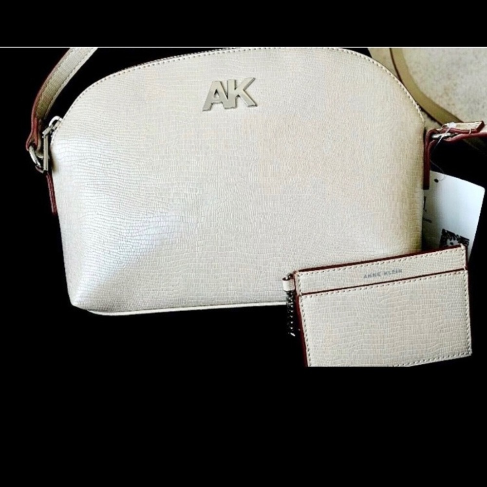 NEW ANN KLEIN DOME CROSSBODY BEIGE w/ matching CARD WALLET MSRP $68.00